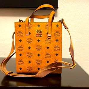 Small Aren tote in Visetos used twice.